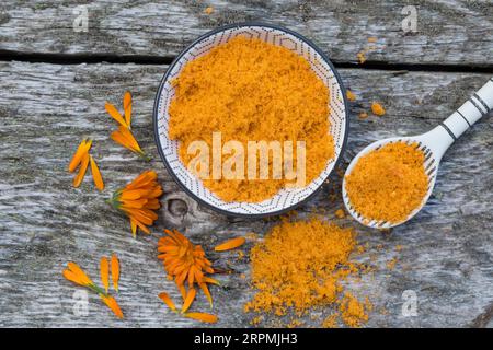 Gartenblume (Calendula officinalis), selbstgemachtes Ringelblassalz Stockfoto