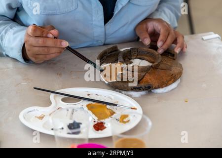 Restaurationsstadium eines Keramikgefäßes Stockfoto