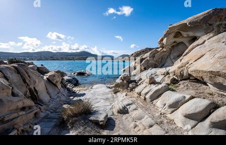 Felsformationen an der Küste mit türkisfarbenem Meer, Strand von Kolimbithres, Paros, Kykladen, Ägäis, Griechenland Stockfoto