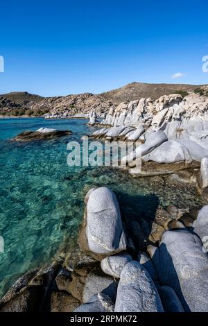 Felsformationen an der Küste mit türkisfarbenem Meer, Strand von Kolimbithres, Paros, Kykladen, Ägäis, Griechenland Stockfoto