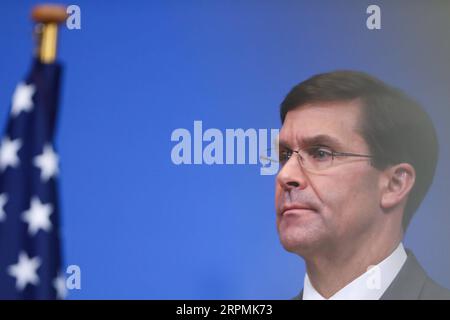 200213 -- BRÜSSEL, 13. Februar 2020 -- US-Verteidigungsminister Mark Esper spricht nach einem Treffen der NATO-Verteidigungsminister im NATO-Hauptquartier in Brüssel, Belgien, am 13. Februar 2020 an einer Pressekonferenz. Das zweitägige NATO-Verteidigungsministertreffen wurde am Donnerstag geschlossen. BELGIEN-BRÜSSEL-NATO-VERTEIDIGUNGSMINISTERTREFFEN ZHANGXCHENG PUBLICATIONXNOTXINXCHN Stockfoto