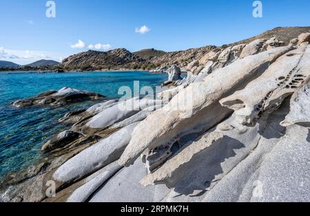 Felsformationen an der Küste mit türkisfarbenem Meer, Strand von Kolimbithres, Paros, Kykladen, Ägäis, Griechenland Stockfoto