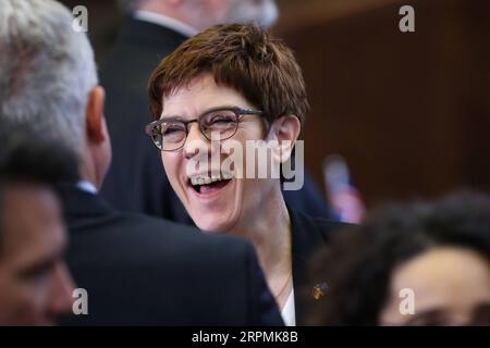 200213 -- BRÜSSEL, 13. Februar 2020 -- der deutsche Verteidigungsminister Annegret Kramp-Karrenbauer nimmt am 13. Februar 2020 am NATO-Hauptquartier in Brüssel, Belgien, Teil. Das zweitägige NATO-Verteidigungsministertreffen wurde am Donnerstag geschlossen. BELGIEN-BRÜSSEL-NATO-VERTEIDIGUNGSMINISTERTREFFEN ZHANGXCHENG PUBLICATIONXNOTXINXCHN Stockfoto