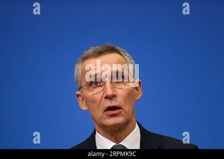 200213 -- BRÜSSEL, 13. Februar 2020 -- NATO-Generalsekretär Jens Stoltenberg spricht auf einer Pressekonferenz während eines Treffens der NATO-Verteidigungsminister im NATO-Hauptquartier in Brüssel, Belgien, am 13. Februar 2020. Das zweitägige NATO-Verteidigungsministertreffen wurde am Donnerstag geschlossen. BELGIEN-BRÜSSEL-NATO-VERTEIDIGUNGSMINISTERTREFFEN ZHANGXCHENG PUBLICATIONXNOTXINXCHN Stockfoto