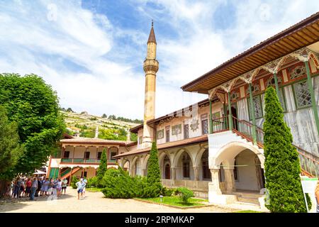 Khan's Palace, die große Moschee und ein blühender Rosengarten in Bakhchisarai. Bakhchisaray, Krim, Russland - 20. Juni 2019. Stockfoto