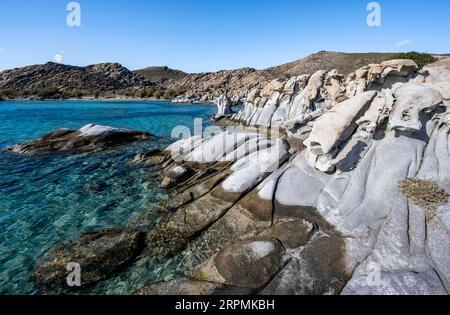 Felsformationen an der Küste mit türkisfarbenem Meer, Strand von Kolimbithres, Paros, Kykladen, Ägäis, Griechenland Stockfoto