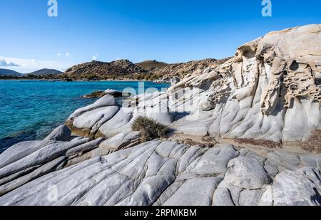 Felsformationen an der Küste mit türkisfarbenem Meer, Strand von Kolimbithres, Paros, Kykladen, Ägäis, Griechenland Stockfoto