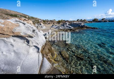 Felsformationen an der Küste mit türkisfarbenem Meer, Strand von Kolimbithres, Paros, Kykladen, Ägäis, Griechenland Stockfoto