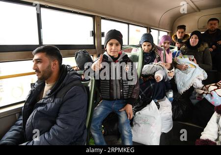 200213 -- DAMASKUS, 13. Februar 2020 -- syrische Flüchtlinge werden auf einer Heimreise vom Libanon nach Syrien am Jdaidet Yabous Grenzübergang westlich von Damaskus, Syrien, am 13. Februar 2020 gesehen. Dutzende syrische Flüchtlinge kehrten am Donnerstag aus dem Libanon nach Hause, berichtete die staatliche Nachrichtenagentur SANA. Foto von /Xinhua SYRIA-DAMASCUS-REFUGEES-RETURN AmmarxSafarjalani PUBLICATIONxNOTxINxCHN Stockfoto