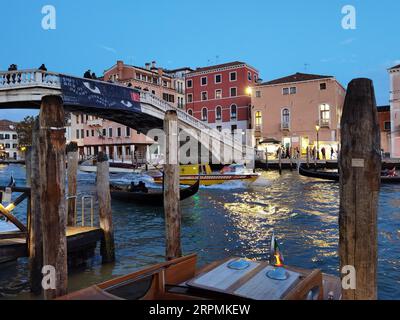 Abend am Bahnhof am Canal Grande von Venedig in Italien am 28.9.2022 Stockfoto