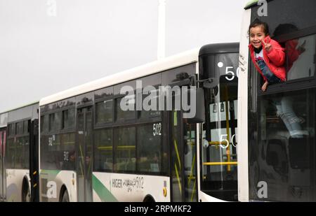 200213 -- DAMASKUS, 13. Februar 2020 -- Ein syrisches Mädchen wird auf einer Heimreise vom Libanon nach Syrien am Jdaidet Yabous Grenzübergang westlich von Damaskus, Syrien, am 13. Februar 2020 gesehen. Dutzende syrische Flüchtlinge kehrten am Donnerstag aus dem Libanon nach Hause, berichtete die staatliche Nachrichtenagentur SANA. Foto von /Xinhua SYRIA-DAMASCUS-REFUGEES-RETURN AmmarxSafarjalani PUBLICATIONxNOTxINxCHN Stockfoto