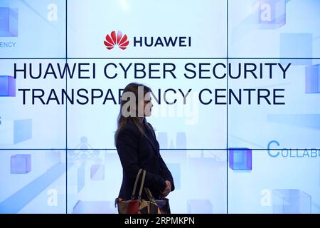 200214 -- BRÜSSEL, 14. Februar 2020 -- Eine Frau hört Eine Debatte im Huawei Cyber Security Transparency Centre in Brüssel, Belgien, 30. Januar 2020. MIT XINHUA SCHLAGZEILEN AUF HUAWEI 5G, FEB. 14, 2020. EUROPE-HUAWEI-5G-PRODUKTE ZhangxCheng PUBLICATIONxNOTxINxCHN Stockfoto