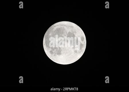 Mond am schwarzen Himmel. Mond mit schwarzem Himmelshintergrund Stockfoto