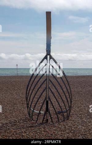 Der Bug eines normannischen Langbootes - die Landing Sculpture - von Leigh Dyer, am Strand von Hastings, East Sussex, England, Großbritannien Stockfoto