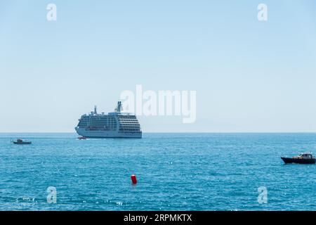 Ein Kreuzfahrtschiff aus dem Amalfi Hafen, Italien Stockfoto
