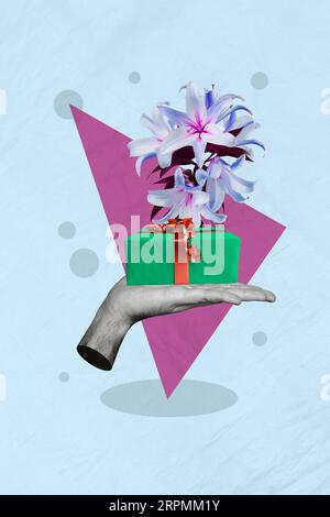 Bild Bild Collage Postkarte der Frau Arm halten Geschenk Urlaub Vorbereitung Einkaufsverkauf isoliert auf blau Farbe gemalten Hintergrund Stockfoto