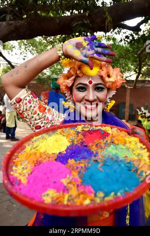 200214 -- , 14. Februar 2020 -- Eine junge Frau posiert während des Pahela Falgun Festivals in Bangladesch am 14. Februar 2019 mit einem Tablett mit farbigem Puder auf der Hand für ein Bild. Die Menschen in Bangladesch feierten am Freitag Pahela Falgun und läuteten die Ankunft des Frühlings ein. STR/Xinhua BANGLADESCH--SPRING-FESTIVAL dhaka PUBLICATIONxNOTxINxCHN Stockfoto