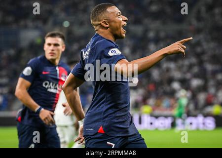 Lyon, Frankreich. September 2023. Kylian Mbappe von PSG feiert sein Tor während des Ligue 1 Uber Eats-Spiels zwischen Olympique Lyonnais und Paris Saint-Germain, das am 3. September im Groupama-Stadion in Lyon gespielt wurde. (Foto: Matthieu Mirville/PRESSINPHOTO) Credit: PRESSINPHOTO SPORTS AGENCY/Alamy Live News Stockfoto