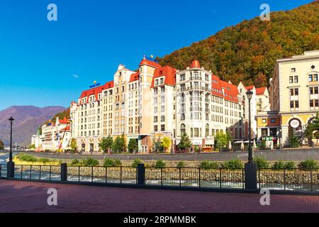 Bunte Häuser auf dem Damm im Rosa Khutor Resort. Sotschi, Esto-Sadok, Russland - 15. Oktober 2021. Stockfoto