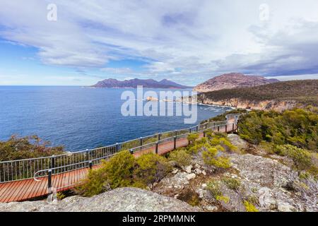 Cape Tourville Leuchtturm und Spaziergang an einem kühlen Frühlingstag in Freycinet Peninsula, Tasmanien, Australien Stockfoto