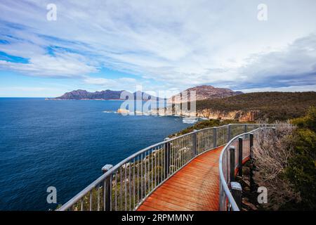 Cape Tourville Leuchtturm und Spaziergang an einem kühlen Frühlingstag in Freycinet Peninsula, Tasmanien, Australien Stockfoto