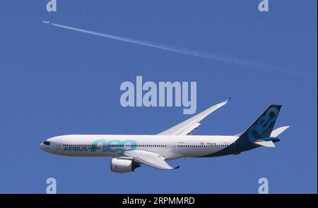 200214 -- PARIS, 14. Februar 2020 -- das Foto zeigt, dass ein Airbus A330 NEO während einer Flugschau auf der 53. Internationalen Pariser Flugschau am Flughafen Le Bourget in der Nähe von Paris, Frankreich, am 20. Juni 2019 auftritt. Der in Frankreich ansässige europäische Flugzeughersteller Airbus meldete am Donnerstag einen Nettoverlust von 1,36 Milliarden Euro 1,47 Milliarden US-Dollar im Jahr 2019, nachdem er Milliarden von Euro an Rückstellungen gezahlt hatte, um einen früheren Bestechungs- und Korruptionsfall im Zusammenhang mit dem Verkauf von Flugzeugen zu begleichen. FRANCE-PARIS-AIRBUS-LOSS-FILE GaoxJing PUBLICATIONxNOTxINxCHN Stockfoto