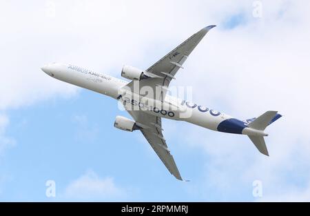 200214 -- PARIS, 14. Februar 2020 -- das Foto zeigt, dass ein Airbus A350-1000 während einer Flugschau auf der 53. Internationalen Pariser Flugschau am Flughafen Le Bourget in der Nähe von Paris, Frankreich, am 20. Juni 2019 auftritt. Der in Frankreich ansässige europäische Flugzeughersteller Airbus meldete am Donnerstag einen Nettoverlust von 1,36 Milliarden Euro 1,47 Milliarden US-Dollar im Jahr 2019, nachdem er Milliarden von Euro an Rückstellungen gezahlt hatte, um einen früheren Bestechungs- und Korruptionsfall im Zusammenhang mit dem Verkauf von Flugzeugen zu begleichen. FRANCE-PARIS-AIRBUS-LOSS-FILE GaoxJing PUBLICATIONxNOTxINxCHN Stockfoto