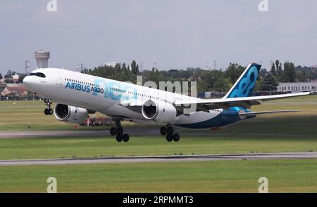 200214 -- PARIS, 14. Februar 2020 -- das Foto zeigt, dass ein Airbus A330 NEO während einer Flugschau auf der 53. Internationalen Pariser Flugschau am Flughafen Le Bourget in der Nähe von Paris, Frankreich, am 17. Juni 2019 auftritt. Der in Frankreich ansässige europäische Flugzeughersteller Airbus meldete am Donnerstag einen Nettoverlust von 1,36 Milliarden Euro 1,47 Milliarden US-Dollar im Jahr 2019, nachdem er Milliarden von Euro an Rückstellungen gezahlt hatte, um einen früheren Bestechungs- und Korruptionsfall im Zusammenhang mit dem Verkauf von Flugzeugen zu begleichen. FRANCE-PARIS-AIRBUS-LOSS-FILE GaoxJing PUBLICATIONxNOTxINxCHN Stockfoto