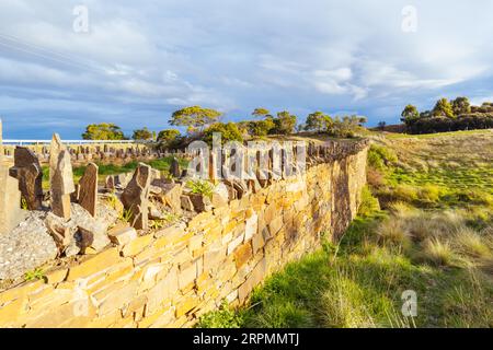 Die berühmte Spiky Bridge und die umliegende Landschaft, die Mitte des 19. Jahrhunderts von Sträflingen in der Nähe von Swansea in Tasmanien, Australien, erbaut wurde Stockfoto