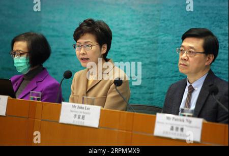 200214 -- HONG KONG, 14. Februar 2020 -- Hong Kong Special Administrative Region HKSAR Chief Executive Carrie Lam C spricht während einer Pressekonferenz im südchinesischen Hong Kong, 14. Februar 2020. Hongkong hat einen Korb von Hilfsmaßnahmen für Unternehmen und Einwohner angekündigt, die unter dem Ausbruch des neuartigen Coronavirus COVID-19 leiden, und hat für die Bekämpfung der Epidemie 25 Milliarden Hongkong-Dollar 3,22 Milliarden US-Dollar bereitgestellt. CHINA-HONG KONG-CORONAVIRUS-CARRIE LAM-PRESS-KONFERENZ CN LUIXSIUXWAI PUBLICATIONXNOTXINXCHN Stockfoto