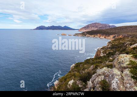 Cape Tourville Leuchtturm und Spaziergang an einem kühlen Frühlingstag in Freycinet Peninsula, Tasmanien, Australien Stockfoto