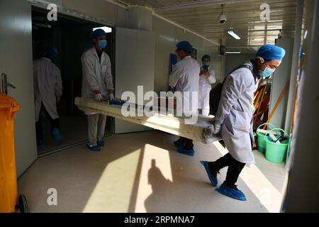 200215 -- GUIYANG, 15. Februar 2020 -- medizinische Arbeiter bringen medizinische Einrichtungen auf der Baustelle des Jiangjunshan Krankenhauses in Guiyang, Südwestchinesische Provinz Guizhou, 14. Februar 2020. Das Jiangjunshan Hospital für die Aufnahme von Patienten mit neuartigen Coronaviren soll am 20. Februar mit einer Kapazität von 491 Betten geliefert werden. CHINA-GUIZHOU-GUIYANG-NEUARTIGE CORONAVIRUS-KRANKENHAUS-BAU CN YANGXWENBIN PUBLICATIONXNOTXINXCHN Stockfoto
