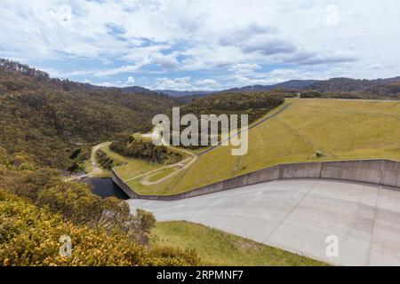 Tooma Dam vom Tooma River, der im Rahmen des Wasserkraftwerks Snowy Mountains in New South Wales, Australien, entsteht Stockfoto