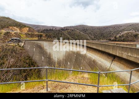 Tumut Pond Dam vom Tumut River, der als Teil des Snowy Mountains Hydro Electric Power Scheme in New South Wales, Australien, entstand Stockfoto