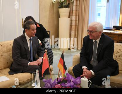 News Bilder des Tages 200215 -- MÜNCHEN, 15. Februar 2020 -- Bundespräsident Frank-Walter Steinmeier R trifft sich am 14. Februar 2020 mit dem chinesischen Staatsrat und Außenminister Wang Yi in München. DEUTSCHLAND-MÜNCHEN-PRÄSIDENT-WANG YI-TREFFEN LUXYANG PUBLICATIONXNOTXINXCHN Stockfoto