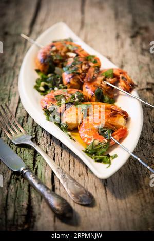 Leckere frische Garnelenspieße auf dem Teller Stockfoto