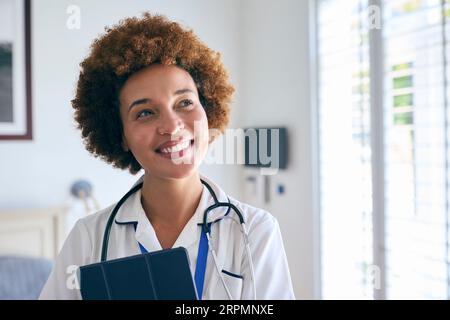 Porträt Der Lächelnden Krankenschwester In Uniform Mit Digitalem Tablet Im Privaten Krankenhauszimmer Stockfoto
