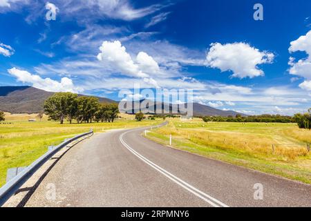 Landschaft im Sommer rund um den Kiewa River an der Keegans Bridge und Streamside Reserve im Ovens Valley in der Nähe von Mt Beauty in Victoria, Australien Stockfoto