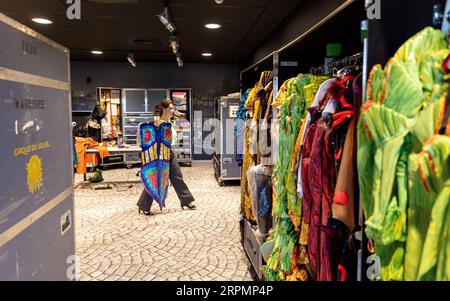 AMSTERDAM: Kostüme während einer Backstage-Tour durch die neue Show des Cirque du Soleil. OVO ist im September im Ziggo Dome in Amsterdam und Ahoy in Rotterdam zu sehen. ANP IRIS VAN DEN BROEK niederlande raus - belgien raus Stockfoto