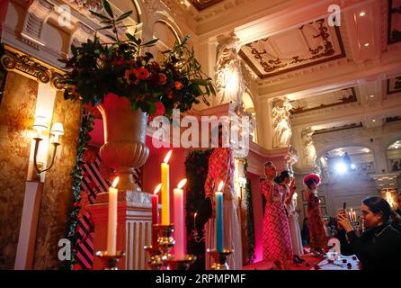 200216 -- LONDON, 16. Februar 2020 -- Models werden auf der Bühne während der RIXO-Präsentation auf der London Fashion Week im Kimpton Fitzroy London Hotel in London, Großbritannien, 15. Februar 2020 gesehen. UK-LONDON-FASHION WEEK-RIXO HanxYan PUBLICATIONxNOTxINxCHN Stockfoto