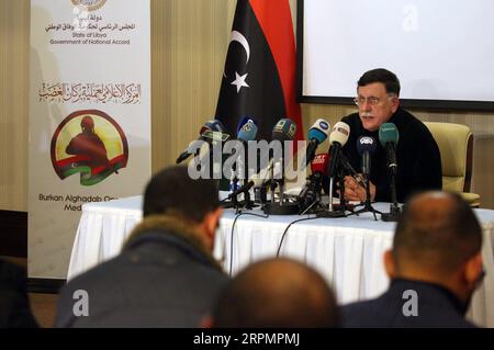 News Bilder des Tages Libyen, Pressekonferenz von Fayiz AS-Sarradsch in Tripolis 200215 -- TRIPOLI, 15. Februar 2020 -- der von der UNO unterstützte libysche Premierminister Fayez Serraj spricht auf einer Pressekonferenz in Tripolis, Libyen, am 15. Februar 2020. Fayez Serraj betonte am Samstag den Waffenstillstand als Voraussetzung für Verhandlungen. Foto von Hamza Turkia/Xinhua LIBYEN-TRIPOLI-PM-WAFFENSTILLSTAND PanxXiaojing PUBLICATIONxNOTxINxCHN Stockfoto