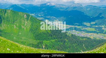 Panorama von Fellhorn, 2038 m, ins Kleinwalsertal, Allgaeu, Vorarlberg, Österreich Stockfoto