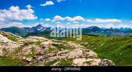 Koblat-Höhenweg am Nebelhorn, dahinter der Hochvogel, 2592m, Allgäuer Alpen, Allgäu, Bayern, Deutschland Stockfoto