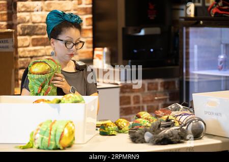 AMSTERDAM: Kostüme während einer Backstage-Tour durch die neue Show des Cirque du Soleil. OVO ist im September im Ziggo Dome in Amsterdam und Ahoy in Rotterdam zu sehen. ANP IRIS VAN DEN BROEK niederlande raus - belgien raus Stockfoto