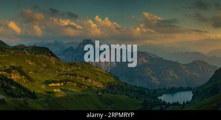 Panorama vom Zeigersattel bis zum Seealpsee, hinten links die Hoefats 2259m, Allgaeu Alpen, Allgaeu, Bayern, Deutschland Stockfoto