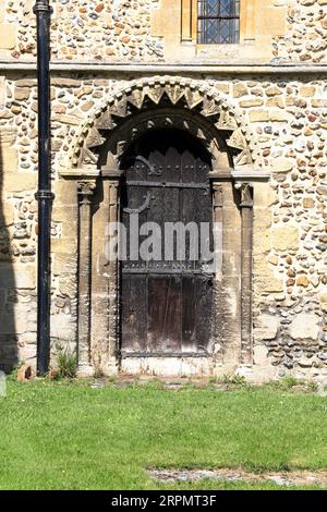 Norman Door, Church of St Nicholas, Castle Hedingham, Essex, England Stockfoto