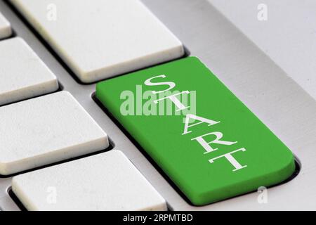 Eine grüne Taste auf einer Computertastatur BEGINNT in Großbuchstaben Stockfoto