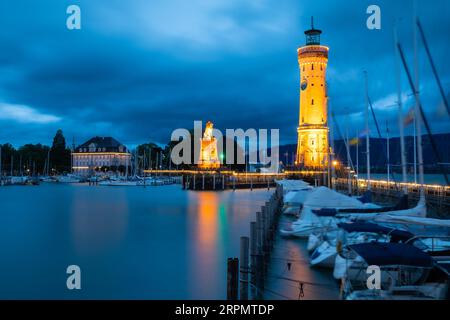 Lindau Hafen zum Blauen Stundnsee, neuer Lindau Leuchtturm, Löwenpier, Wolken, Boote, Wasser, Sommer, Lindau, Bayern, Deutschland Stockfoto