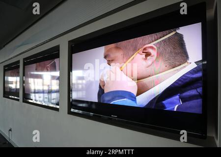 200217 -- SHENYANG, 17. Februar 2020 -- Ein Clip zur Prävention von neuartigen Coronaviren wird im Werk Tiexi der BMW Brilliance Automotive BBA in Shenyang, der Hauptstadt der nordöstlichen Provinz Liaoning, am 17. Februar 2020 gespielt. BMW nimmt die Produktion an seinem weltweit größten Fertigungsstandort in Shenyang wieder auf. Fast 20.000 Mitarbeiter, darunter auch die seiner Zulieferer, arbeiten wie geplant wieder. CHINA-SHENYANG-BBA-AUTOMOBILWIEDERAUFNAHME PRODUKTION CN PANXYULONG PUBLICATIONXNOTXINXCHN Stockfoto