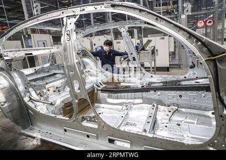 News Bilder des Tages 200217 -- SHENYANG, 17. Februar 2020 -- Ein Mann arbeitet im Werk Tiexi der BMW Brilliance Automotive BBA in Shenyang, Hauptstadt der nordöstlichen Provinz Liaoning, 17. Februar 2020. BMW nimmt die Produktion an seinem weltweit größten Fertigungsstandort in Shenyang wieder auf. Fast 20.000 Mitarbeiter, darunter auch die seiner Zulieferer, arbeiten wie geplant wieder. CHINA-SHENYANG-BBA-AUTOMOBILWIEDERAUFNAHME PRODUKTION CN PANXYULONG PUBLICATIONXNOTXINXCHN Stockfoto